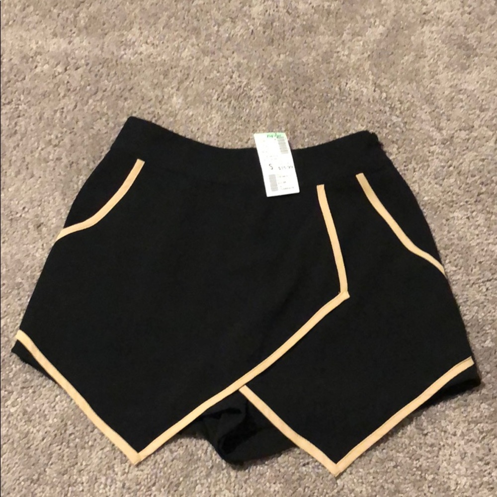 Black skort/shorts with pockets